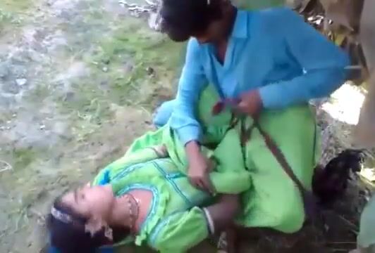 Allahabad village girl quick outdoor sex near farm with bf
